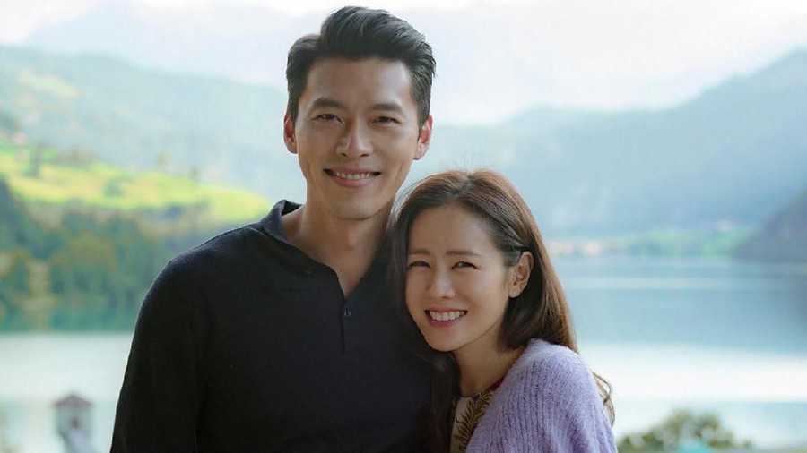 Penampilan kompak Hyun Bin dan Son Ye Jin di acara wrap up party drama Crash Landing On You kembali memicu gosip keduanya berpacaran.