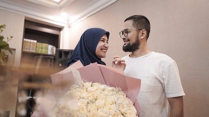 Kejutan Teukur Wisnu untuk Shireen Sungkar di Hari Anniversary, Romantis Abis!