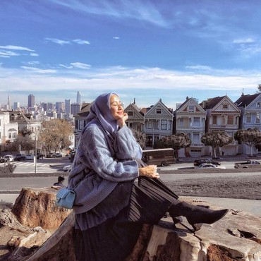 Duduk Termenung dan Bahas soal Ujian, Laudya Cynthia Bella Jadi Sorotan