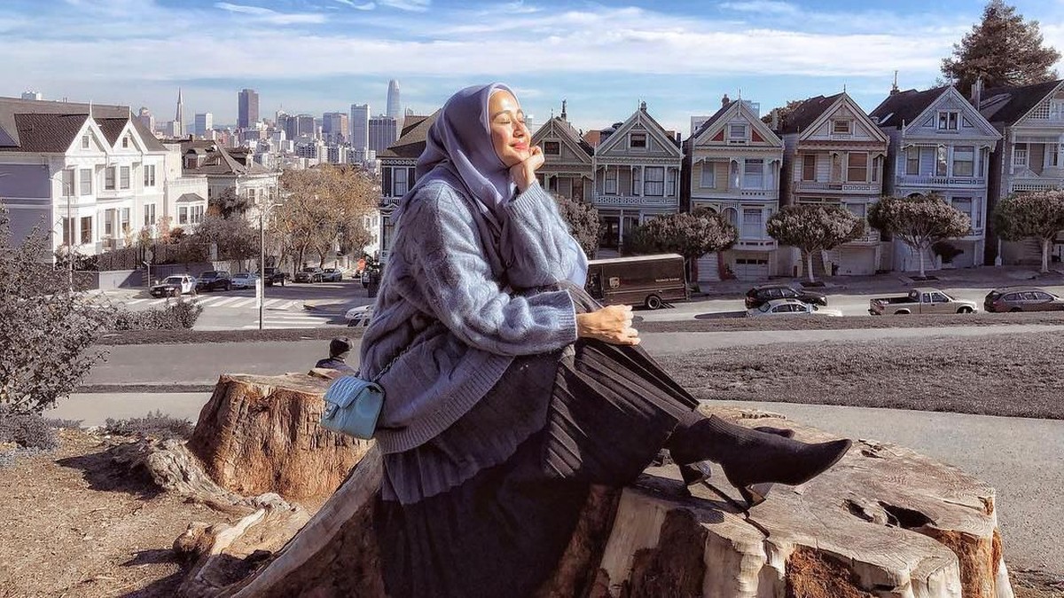 Tengah diterpa isu terkait keretakan rumah tangganya&comma; berikut lima potret cantik aktris&comma; Laudya Cynthia Bella&comma; usai menikah dengan sang suami&comma; Engku Emran&period;