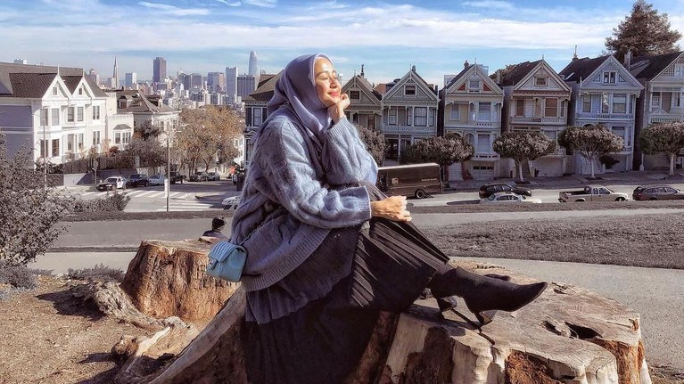 Tengah diterpa isu terkait keretakan rumah tangganya, berikut lima potret cantik aktris, Laudya Cynthia Bella, usai menikah dengan sang suami, Engku Emran.
