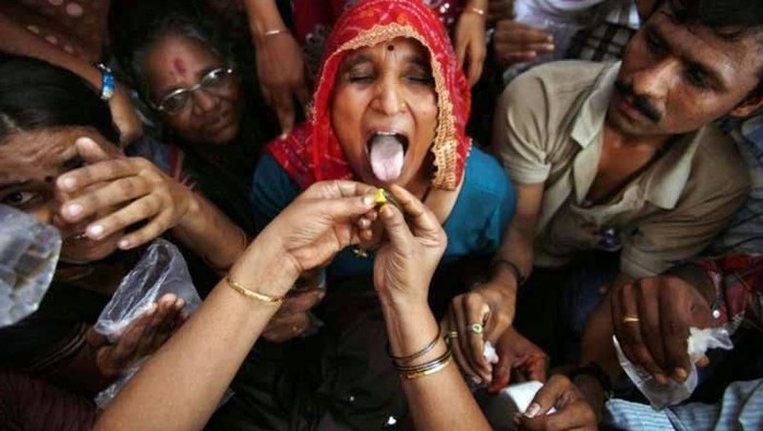 Jijik Tapi Menyehatkan, Inilah 5 Tradisi Pengobatan Unik yang Pernah Ada