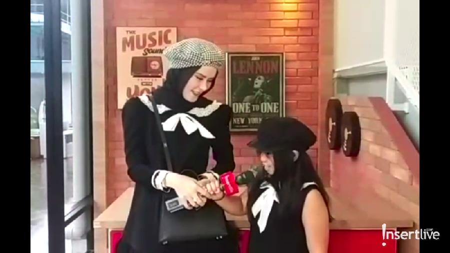 Basah-basahan, Angel Lelga Pilih Lindungi Tas Mahalnya Ketimbang Anak? Angel Lelga memilih untuk melindungi tas mahalnya ketimbang melindungi putrinya, Hawra.
