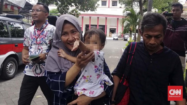 Zikria Dzatil, tersangka kasus penghinaan terhadap Wali Kota Surabaya Tri Rismaharini keluar dari penjara usai Risma mencabut gugatan.