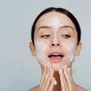 5 Rekomendasi Peeling Wajah yang Ampuh Angkat Kulit Mati dan Mencerahkan Kulit