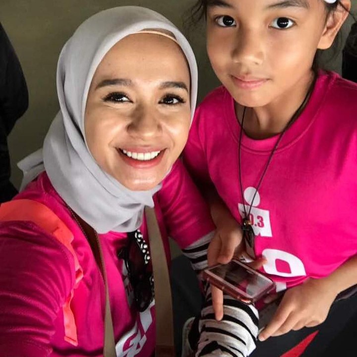 <p>Emran masih menyimpan momen-momen bahagia bersama keluarga kecilnya. Ini ketika Bella bersama Aleesya saat mendukung Emran di lomba olahraga. (Foto: Instagram @imkoombre)</p>