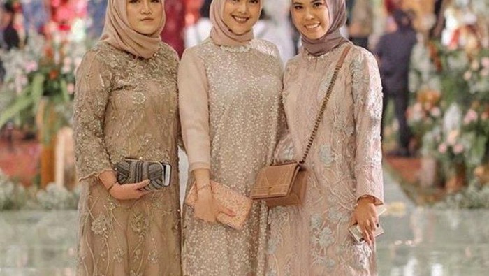 Kondangan Gak Lagi Ribet, Fashion Kebaya dan Celana Ini Bisa Jadi Andalan! Kondangan Gak Lagi Ribet, Fashion Kebaya dan Celana Ini Bisa Jadi Andalan!
