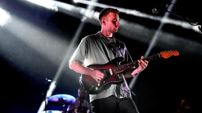 Berkolaborasi dengan drummer jazz Yussef Dayes, Tom Misch bereksperimen dalam What Kinda Music.