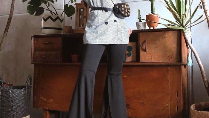Tampil Kekinian, Flare Pants Juga Cocok Buat Kamu yang Berhijab Lho!