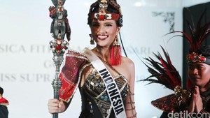 Pesona Jesica Fitriana, Putri Indonesia Pariwisata 2019 dalam Balutan Baju Adat Batak