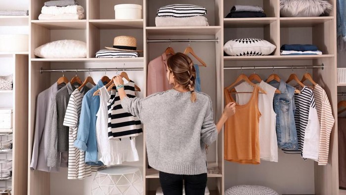 Punya Kamar Sempit? Begini Tips Memilih Lemari Baju yang Tepat Buat Kamu!
