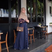 5 Inspirasi Busana Warna Navy yang Elegan ala Shireen Sungkar