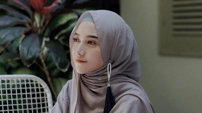 Contek 5 Ide Style Hijab yang Menutup Dada Untuk Wisuda