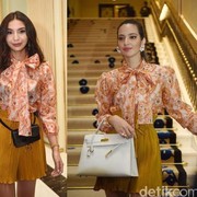 Momen Salting Nia Ramadhani dan Manohara Pakai Outfit Sama Persis
