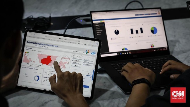 Petugas memantau sistem informasi dan data masyarakat yang mengisi online Sensus Penduduk Indonesia 2020 di Ruang Kendali Eksekutif Sensus Penduduk 2020 Badan Pusat Statistik (BPS), Jakarta, Senin, 17 Februari 2020. BPS mengadakan sensus penduduk pada 15 Februari hingga 31 Maret 2020. CNNIndonesia/Safir Makki
