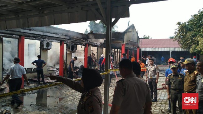 Api yang diduga berasal dari korsleting listrik di gudang logistik membakar sejumlah ruangan di Polres Ogan Ilir, Sumsel.