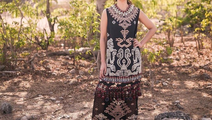 Cantik Pakai Kain Tenun Sumba, Begini Potret Marsha Timothy