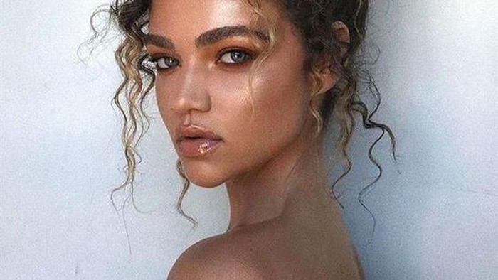 Memiliki Rambut Keriting? Coba deh 5 Hair Do Ini