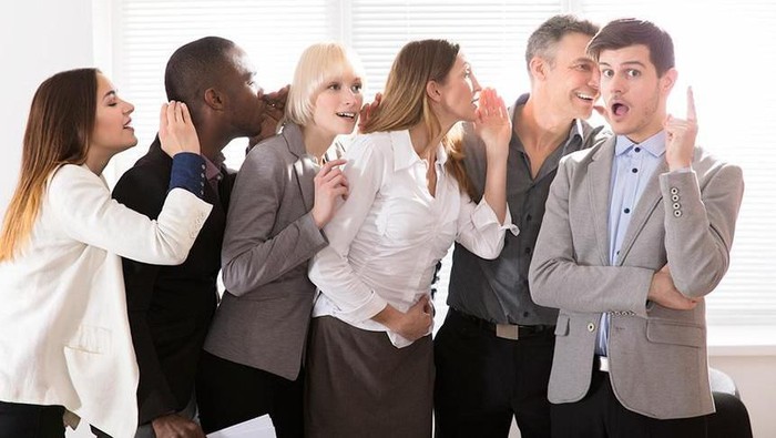 Tips Hadapi Gosip Rekan Kerja di Kantor