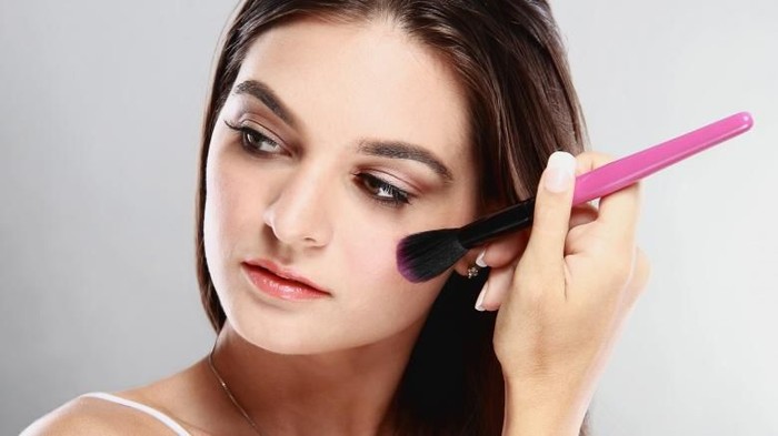 OMG! Ternyata 6 Cara Memakai Blush On Ini Salah, Ladies!