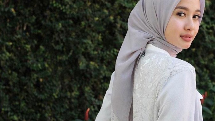 Yuk, Intip Cara Pakai Hijab Segi Empat untuk Wajah Bulat dengan Mudah di Sini!