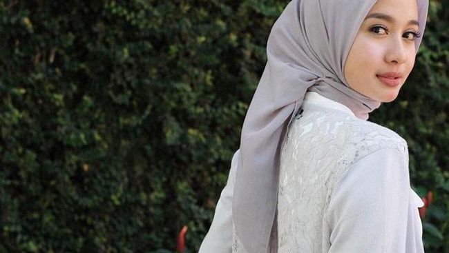 Yuk, Intip Cara Pakai Hijab Segi Empat untuk Wajah Bulat  