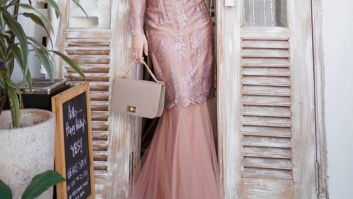 Cantiknya Dress Kebaya Hijab ala Aghnia Punjabi yang Bisa Jadi Inspirasi