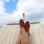 Mau Staycation Rutin Tiap Bulan? Ikuti Cara Berhemat ala Milenial Ini