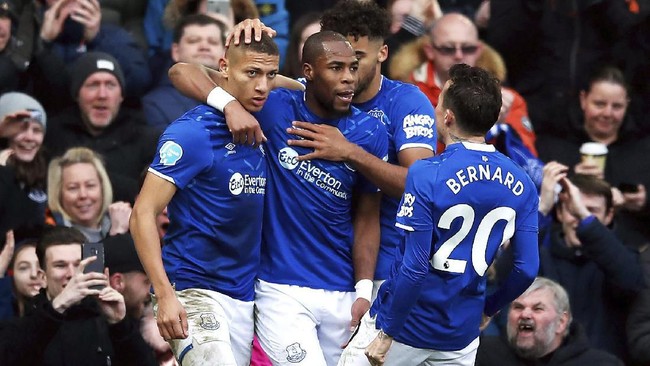 Everton's Richarlison, left, celebrates scoring his side's second goal of the game against Crystal Palace, during their English Premier League soccer match at Goodison Park in Liverpool, England, Saturday Feb. 8, 2020. (Martin Rickett/PA via AP)