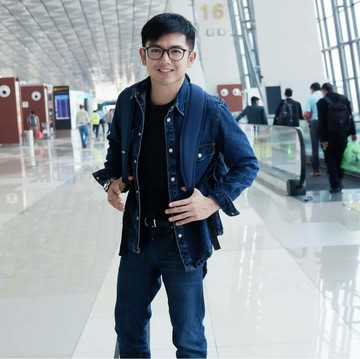 img-title Tak Terdengar Kabarnya, Ini Kabar Terbaru Nicky Tirta yang Kini Berprofesi Jadi Seorang Chef!
