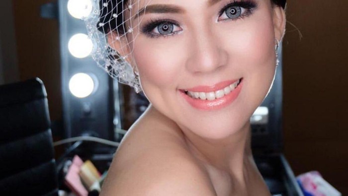 Inspirasi Makeup Pernikahan Flawless Istri Delon, Aida Chandra yang Memesona