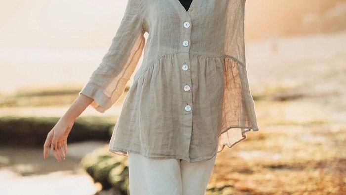 Anti Gerah dan Nyaman, 8 Inspirasi Outfit ke Pantai ala Amelia Elle