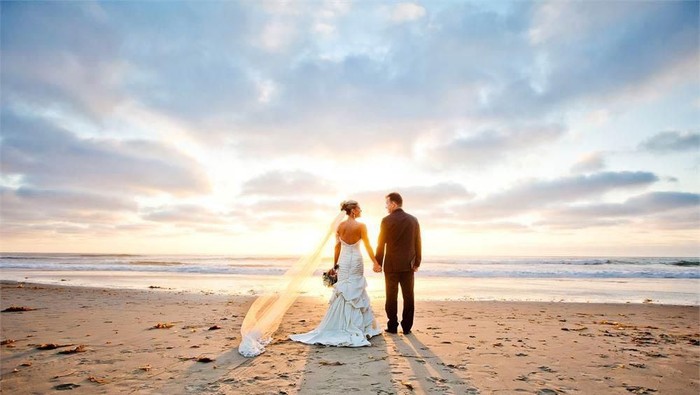 Pesta Nikahan Serasa Liburan di Pantai ala Selebriti Indonesia