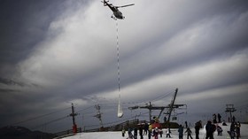 Pemanasan Global, Resor Ski Angkut Salju dengan Helikopter