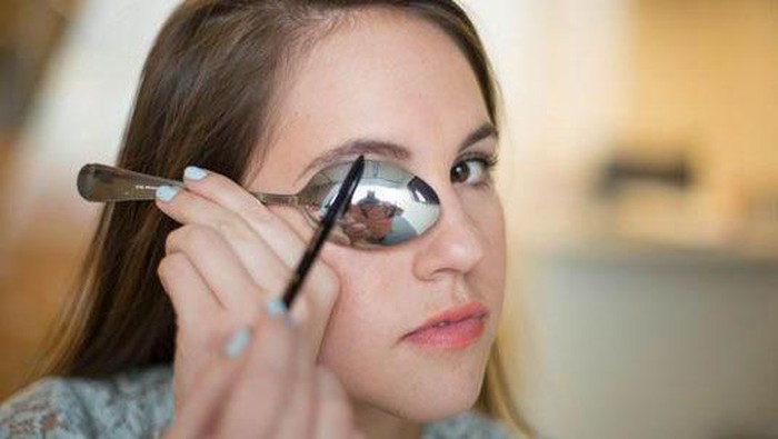Gak Nyangka Deh, Makeup Bisa On Point dengan Bantuan Sendok Makan!