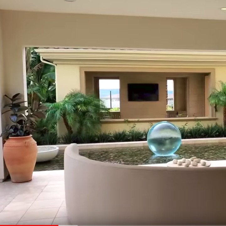 <p>Konsep rumahnya mediterania modern, Bunda bisa lihat dari sisi rumah yang terbuka, pemilihan warna, dan adanya air mancur di teras. (Foto: YouTube)</p>