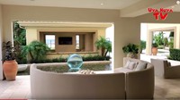 <p>Konsep rumahnya mediterania modern, Bunda bisa lihat dari sisi rumah yang terbuka, pemilihan warna, dan adanya air mancur di teras. (Foto: YouTube)</p>