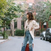 Bikin Kece, Tengok Inspirasi Clog Shoes yang Siap Jadi Andalan di Berbagai Acara