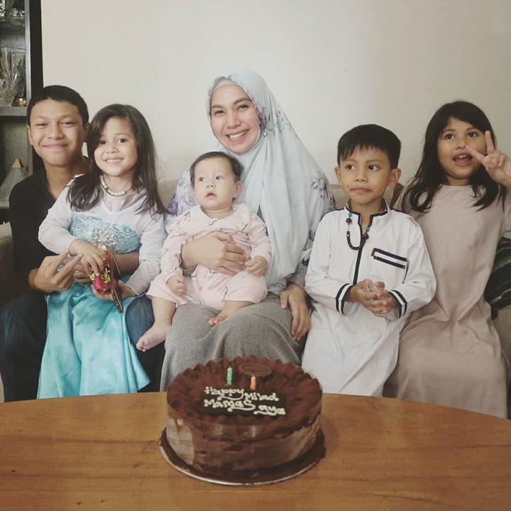 <p>Saat jadi penyanyi cilik, Puput Melati dikenal lewat lagu Si Jago Mogok dan Satu Ditambah Satu. Menginjak remaja, ia menjadi pemain sinetron. Seperti Enno Lerian, kini Puput Melati menjadi ibu dari empat anak.</p>