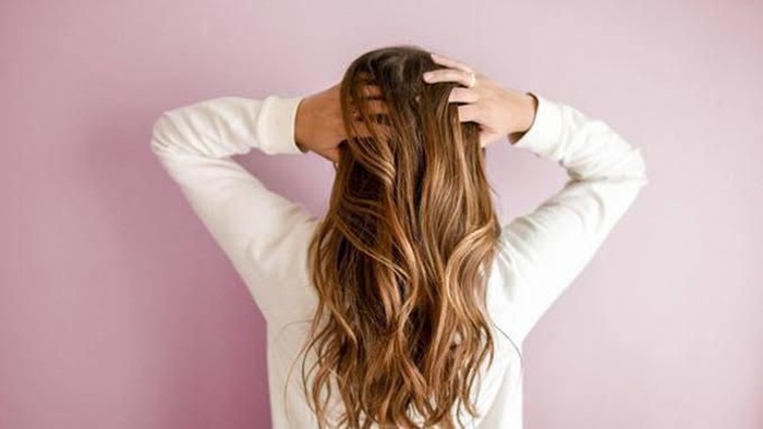 Agar Bebas dari Masalah Kulit Kepala, Ladies Wajib Cobain 5 Tips Berikut Ini!