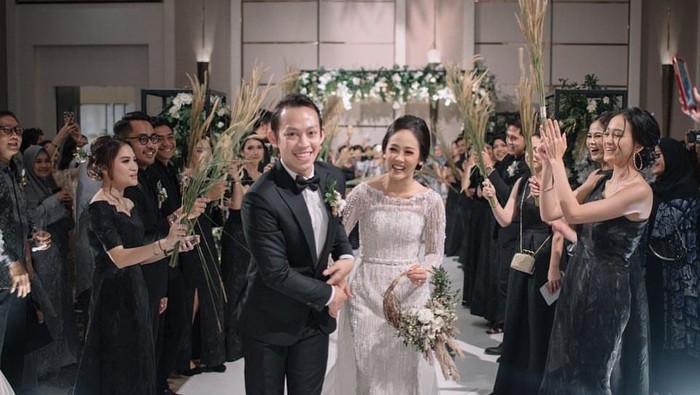Resmi Menikah, 10 Potret Perjalanan Cinta Beauty Vlogger Almiranti Fira dan Tyo