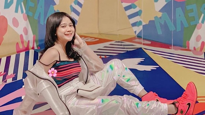 6 Mix and Match Sneakers untuk Tampil Sporty nan Seksi ala Brisia Jodie