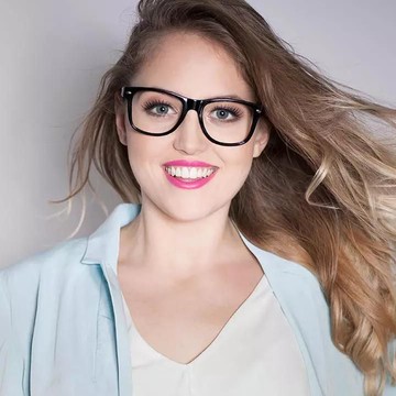 img-title Cantik Tanpa Pori-pori, Contek Tips Makeup untuk Wanita Berkacamata