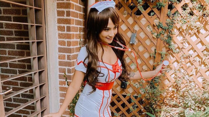 Travelling ke Jepang, Gaya Busana Vanessa Angel Bikin Netizen Gemas