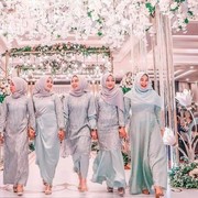 7 Inspirasi Gaun Muslimah Warna Silver untuk Kondangan, Shine Bright Like a Diamond!