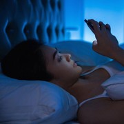 Efek Negatif Keseringan Main Handphone Sebelum Tidur