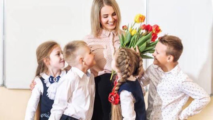 Selamat Hari Guru! Ini 6 Ide Kado Sederhana ini Bikin Gurumu Terkesan!