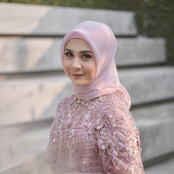 Resmi Tunangan, Cantiknya Kesha Ratuliu dalam Balutan Hijab dan Kebaya Brokat