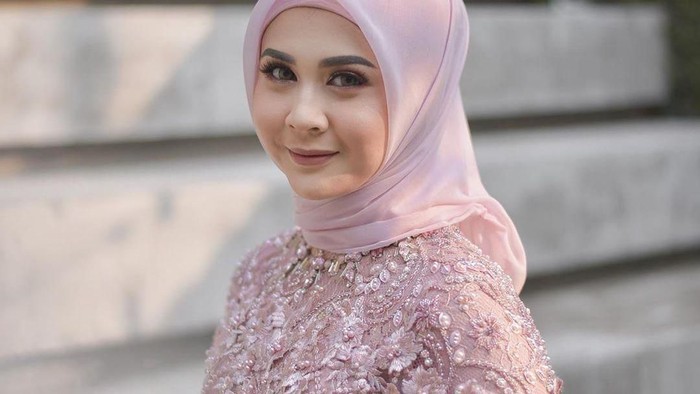 Resmi Tunangan, Cantiknya Kesha Ratuliu dalam Balutan Hijab dan Kebaya Brokat