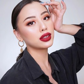 7 Lipstik Warna Deep Maroon Terbaik untuk Tampil Bold dan Elegan